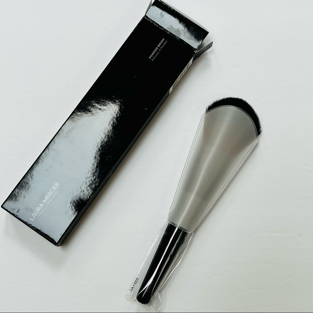 NEW IN BOX! Laura Mercier Powder Brush